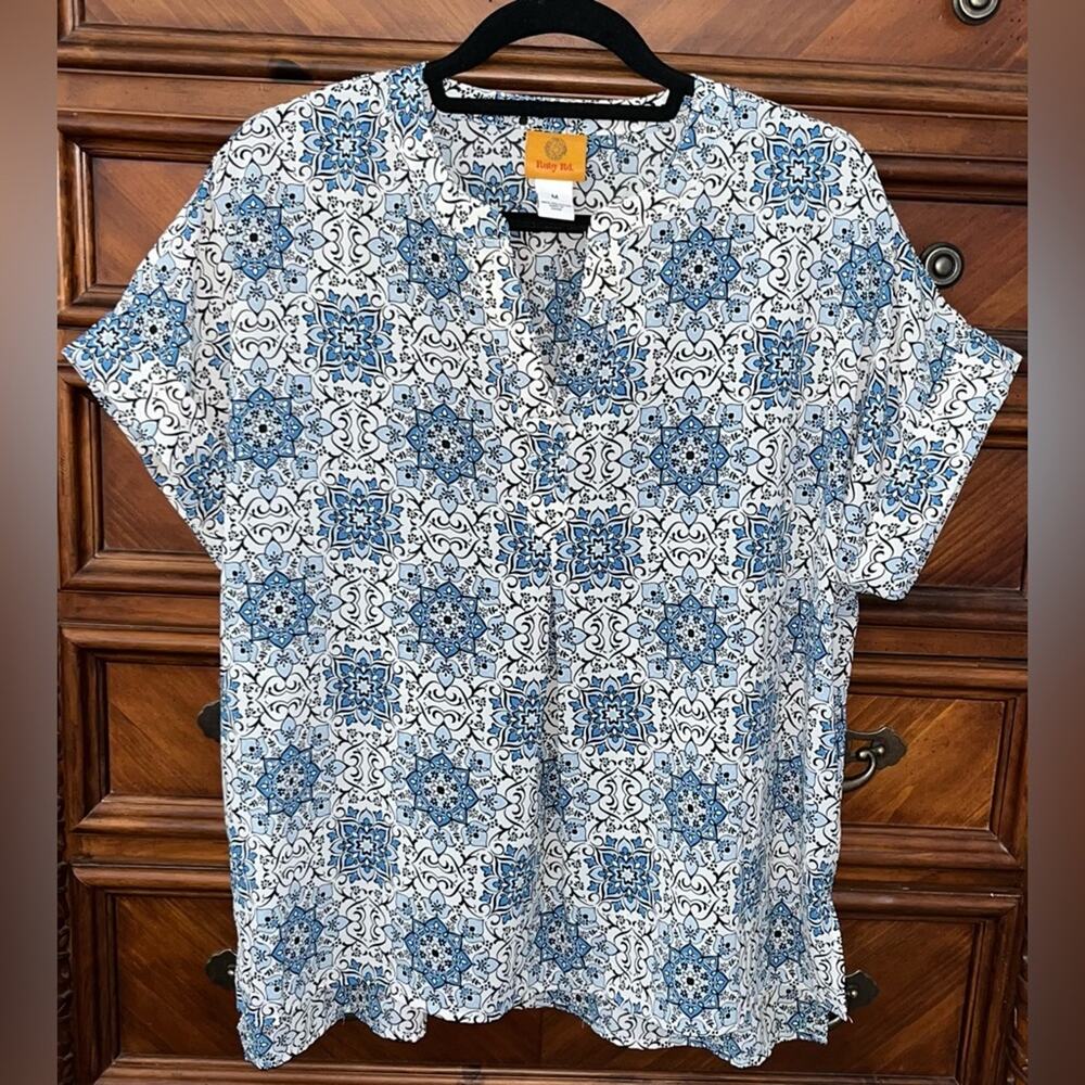 Ruby Rd. blue and white mosaic floral short sleeve V-neck blouse 24” P2P